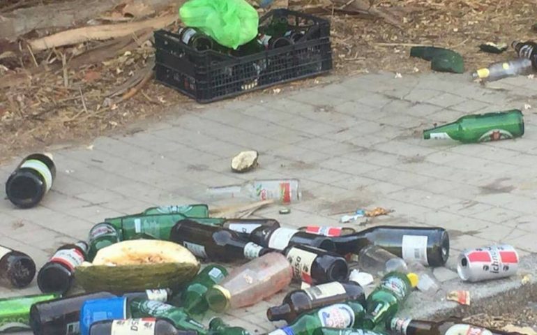 Ferragosto, le incredibili foto dei parcheggi della spiaggia di Funtanazza, trasformati in un enorme immondezzaio