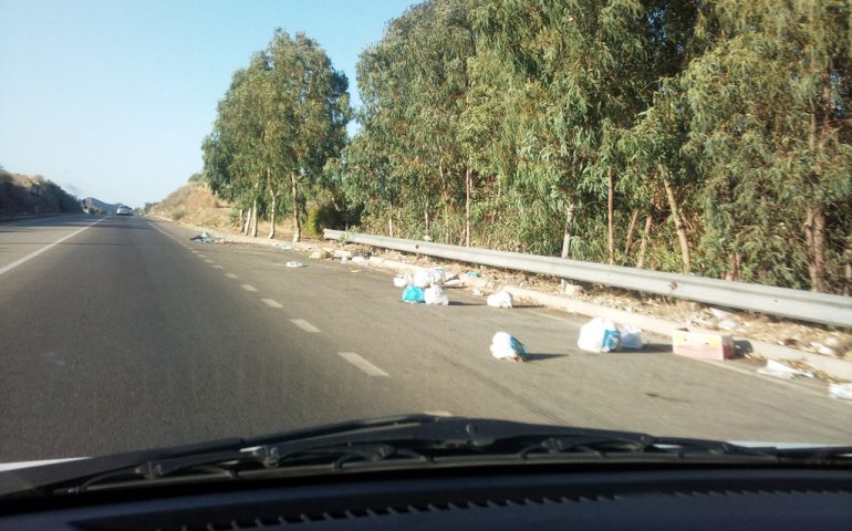 Non c’è piazzola senza rifiuti: lo scenario imbarazzante delle strade sarde d’estate