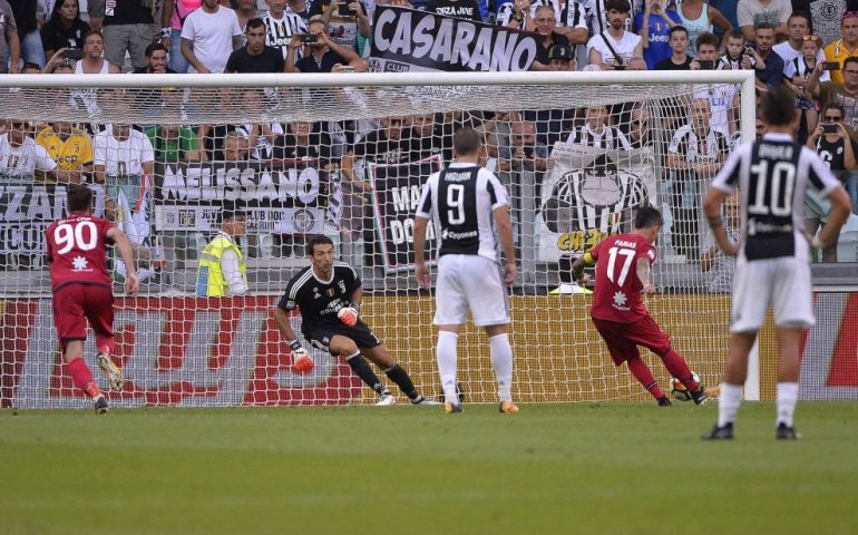 La Juventus non dà scampo al Cagliari e punisce i suoi errori: 3-0 firmato da Mandzukic, Dybala e Higuain. Farias ha fallito un calcio di rigore