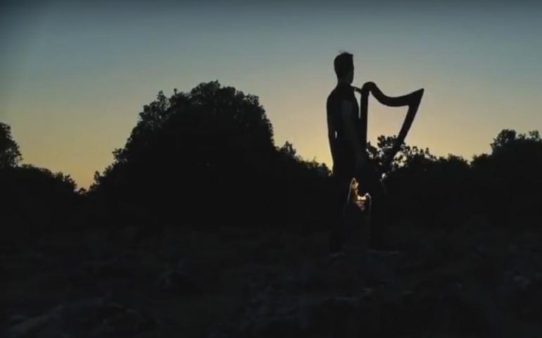 Da Hong Kong alla Giara di Gesturi: l’arpista italo-svizzero Raoul Moretti lancia un nuovo video girato in Sardegna