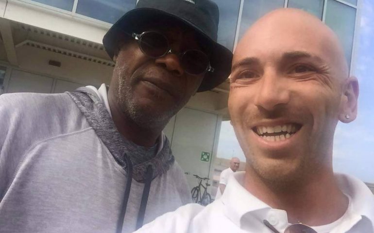 Samuel Lee Jackson in vacanza a Porto Cervo. L’eroe di tanti film di Tarantino, gelato alla mano, ieri passeggiava nel Sottopiazza