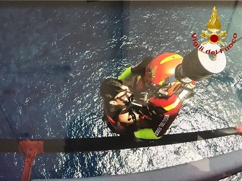 Stintino, 15enne cade in mare dalla scogliera. Salvato dall’elicottero dei Vigili del Fuoco