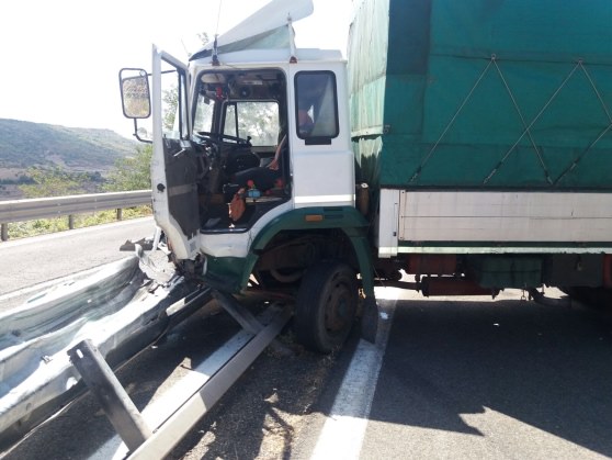 Lavorano sottoposti a turni massacranti e mettono a repentaglio la loro vita e quella degli altri: camionista con due ore di riposo in due giorni si schianta sulla 131