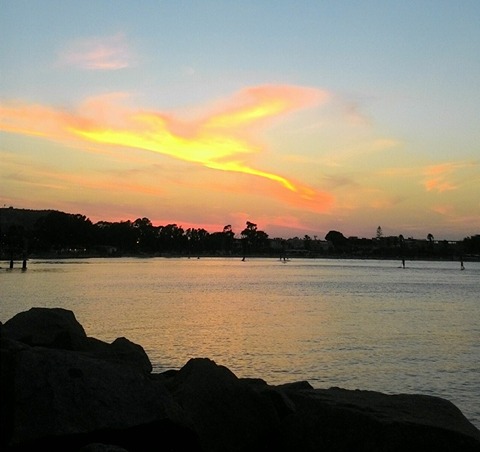 Marina Piccola, gli incredibili giochi di luce al tramonto disegnano una fenice nel cielo di Cagliari