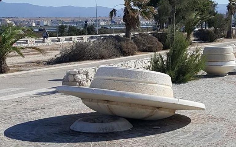 Vandali in azione al Poetto. Divelta una delle panchine circolari in pietra