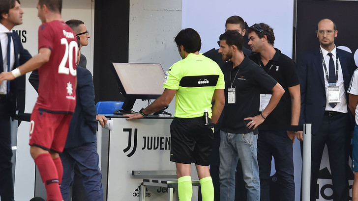 La rivoluzione del VAR: la prima storica decisione ha coinvolto il Cagliari. Ma che cosa è il Video Assistant Referee?