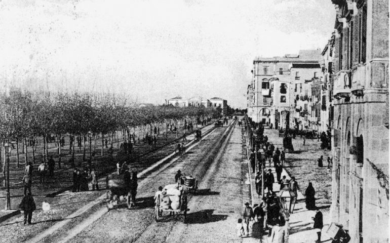 La Cagliari che non c’è più: una rarissima foto di via Roma tra fine Ottocento e inizio Novecento