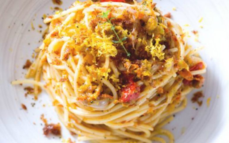 La ricetta Vistanet di oggi. Spaghetti bottarga, datterini e fiori di zucca: mare e Campidano in un colpo solo