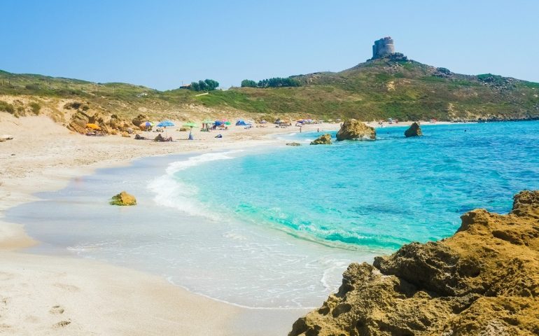 Tragedia in spiaggia: anziana accusa un malore nel giorno del suo compleanno e muore