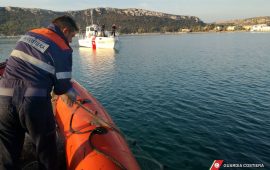 La rete sequestrata davanti al Poetto dalla Guardia Costiera