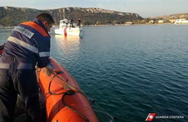 La rete sequestrata davanti al Poetto dalla Guardia Costiera