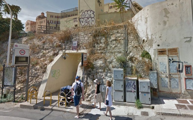 Bloccati nell’ascensore di Castello a Cagliari: brutta disavventura per dieci turisti stranieri
