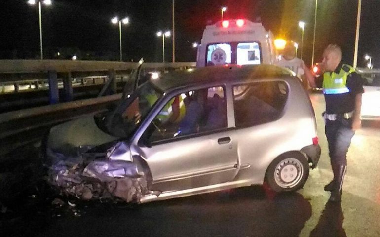 Fiat 600 si schianta contro il guardrail nell’Asse mediano di Cagliari, illeso il conducente