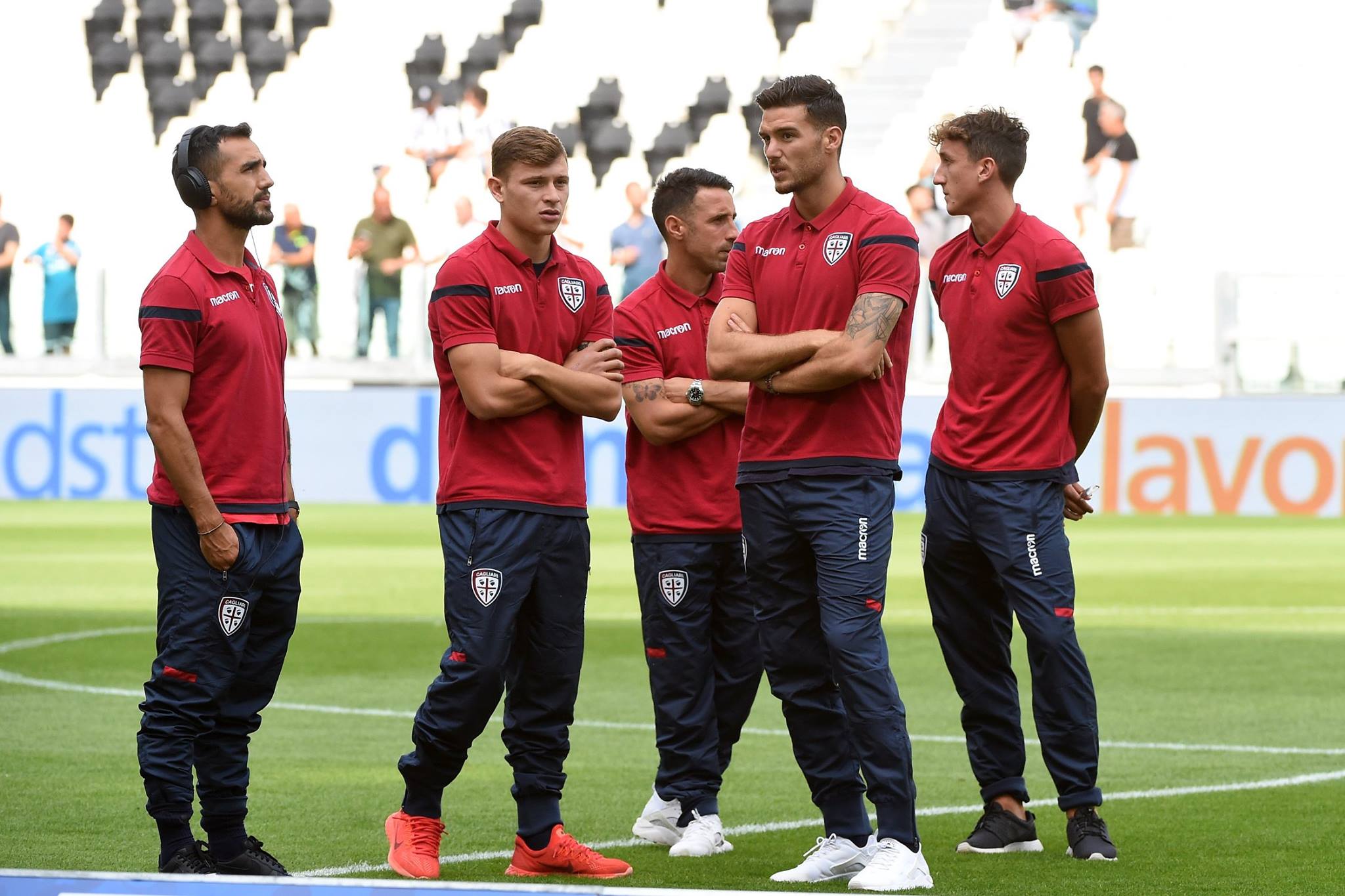 Tutti gli stipendi del Cagliari Calcio Pavoletti il più ricco. Monte stipendi rossoblù tra i