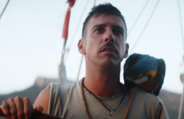 Francesco Gabbani nel video di Pachidermi e pappagalli