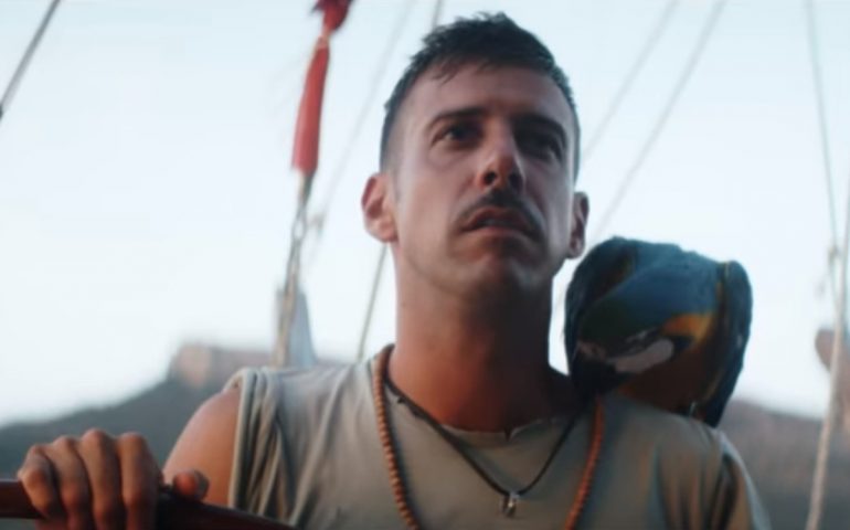 Francesco Gabbani nel video di Pachidermi e pappagalli