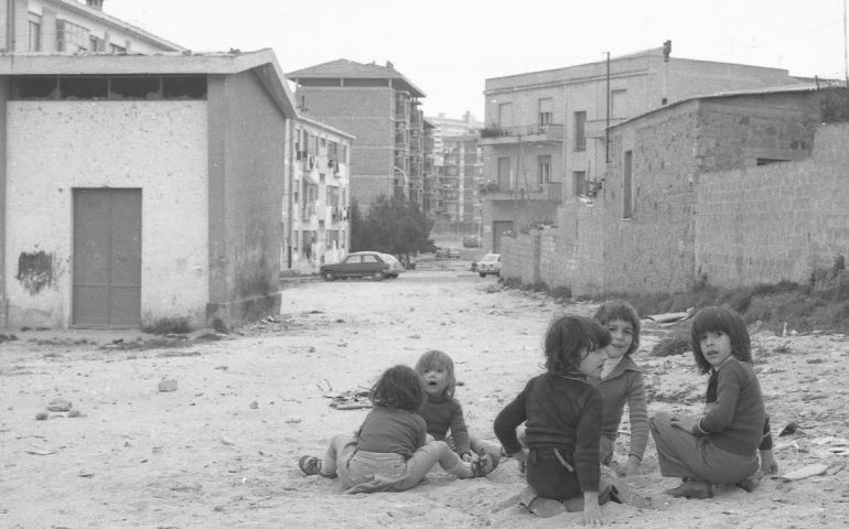 La Cagliari che non c’è più: anni Settanta, i bambini che giocano in strada a Is Mirrionis in uno splendido scatto di Gabriele Mura