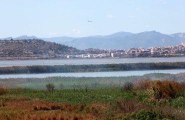 I fumi fuoriescono dallo stagno di Molentargius