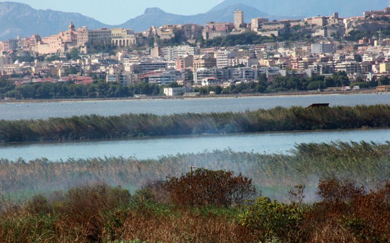 Fumi tossici, puzza, aria irrespirabile: si utilizzerà la terra per soffocare il rogo del parco di Molentargius a Quartu