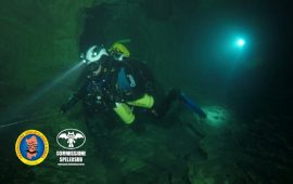 Lo speleologo Daniele Maugeri nella grotta scoperta a Urzulei - Foto di Enrico Seddone