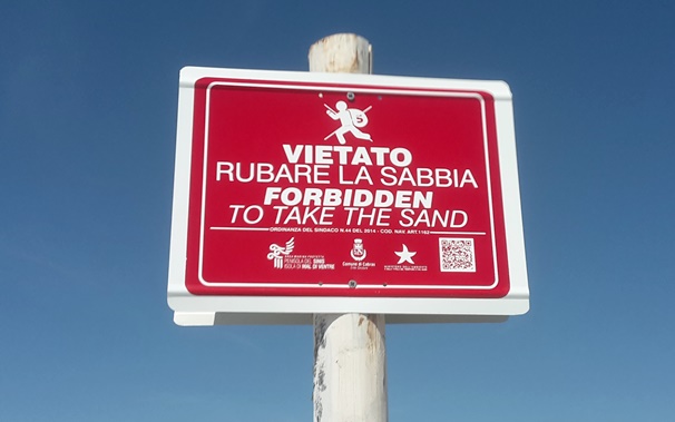 “Non rubate la sabbia delle spiagge sarde”: l’ambasciata di Germania a Roma avverte i turisti tedeschi