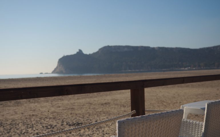 Critica il servizio di un baretto del Poetto ma non si accorge che il cameriere era disabile