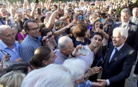 Il Presidente Sergio Mattarella tra la gente