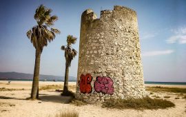 Torre spagnola del Poetto imbrattata - Foto pubblicata da Massimo Zedda