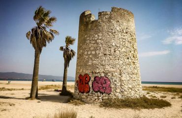 Torre spagnola del Poetto imbrattata - Foto pubblicata da Massimo Zedda