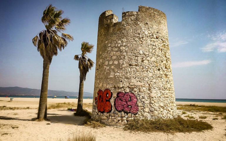 Torre spagnola del Poetto imbrattata - Foto pubblicata da Massimo Zedda