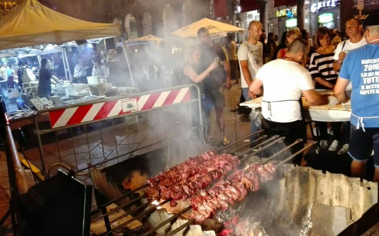 Cagliari. Via Roma  si riempie di gente, sarà per l’arrosto?