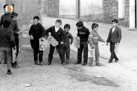 bambini che giocano in strada, sardegna digital library