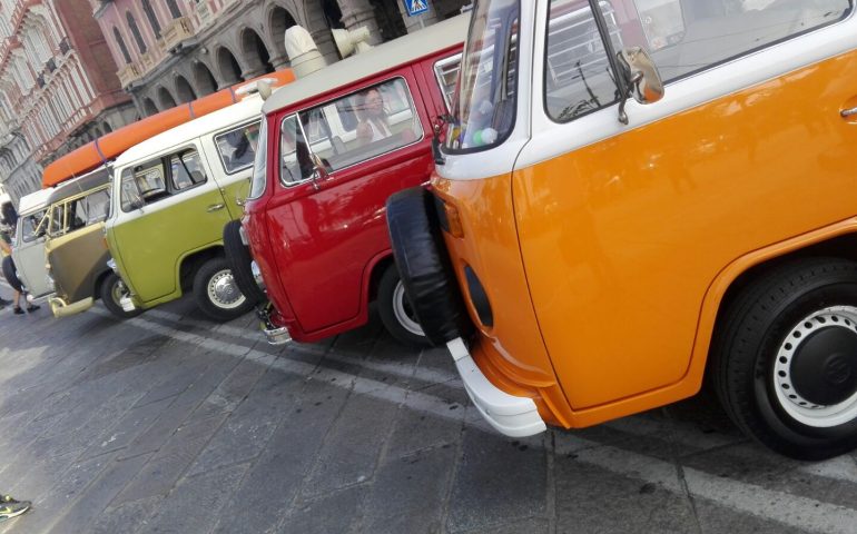 In via Roma esplode la ‘Bulli-mania’: sfilata improvvisata di Transporter Volkswagen questa mattina a Cagliari