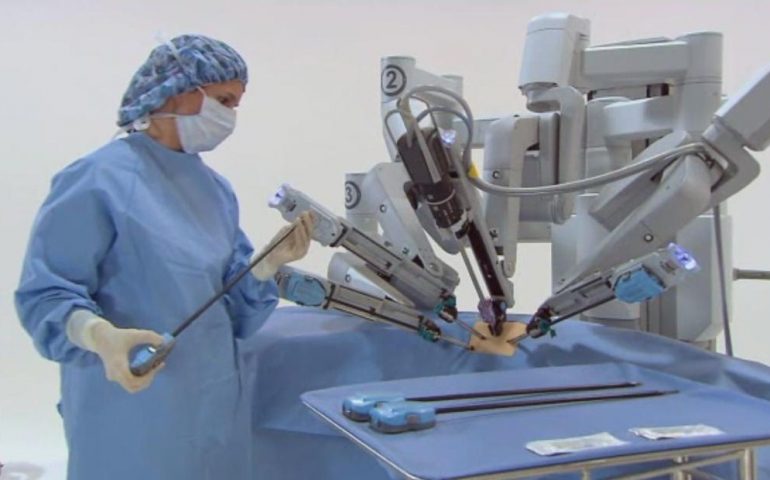 Brotzu, un finanziamento della Regione di 150mila euro per l’istituzione di una Scuola di formazione alla chirurgia robotica