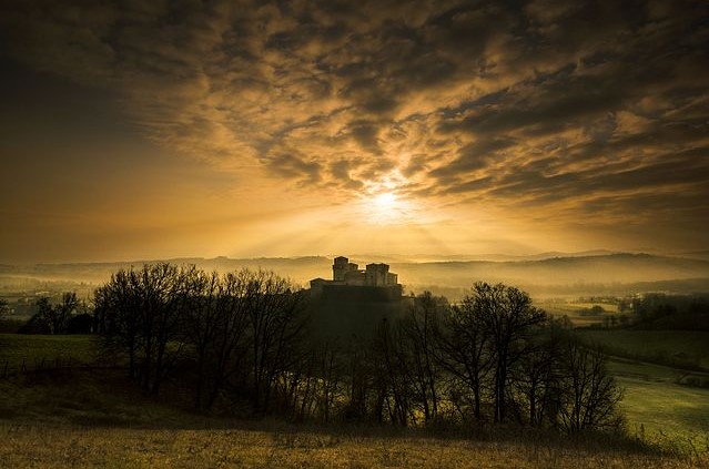 concorso foto wikipedia Torrechiara_luci_al_tramonto