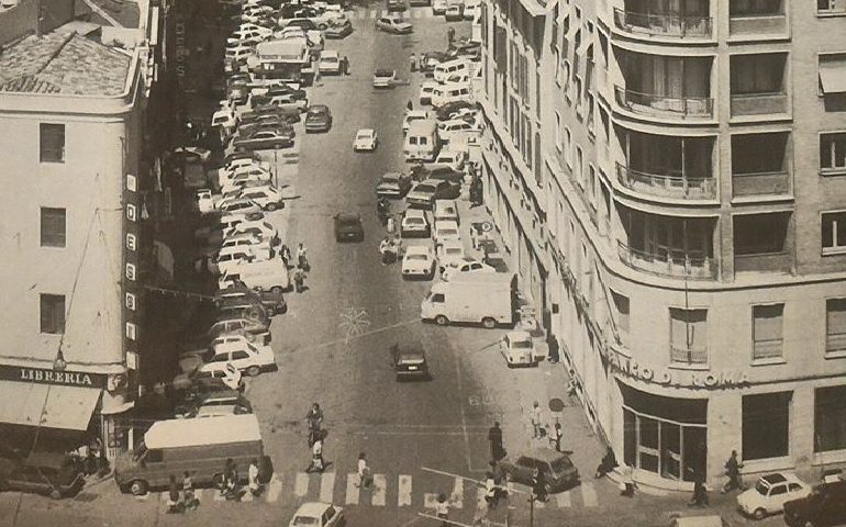 La Cagliari che non c’è più: il Corso Vittorio Emanuele II in un’immagine in bianco e nero