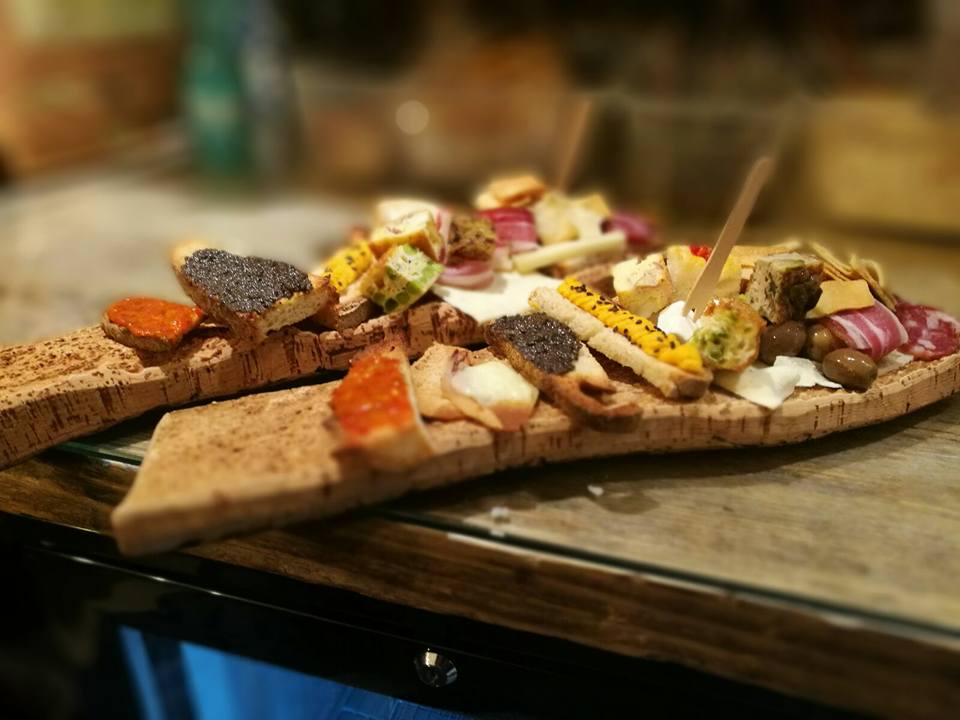 Ellusu, tutta la Sardegna in un tagliere salumi, formaggi e piatti