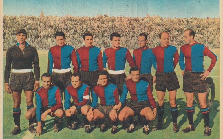 Erminio Bercarich, ultimo a destra, con la maglia del Cagliari. Fonte foto: vistanet