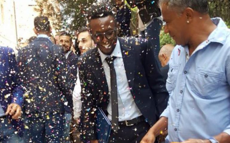 Ezeadi Chux, dal calcio alla laurea in Economia e Gestione Aziendale: è il primo laureato nigeriano a Cagliari