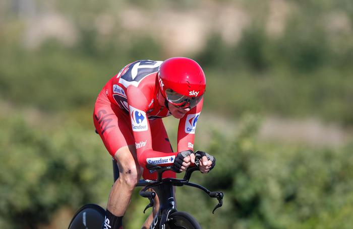 Chris Froome domina anche la cronometro ed è sempre più padrone della Vuelta di Spagna. Bene Nibali, che perde 57″, malissimo Aru