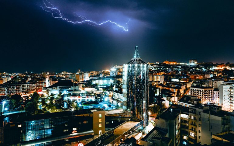 La foto dei lettori: i fulmini illuminano il cielo di Cagliari