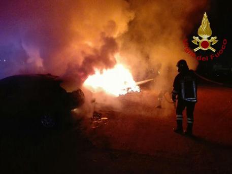 Incendio nella notte a Selargius: due auto prendono fuoco in via San Nicolò