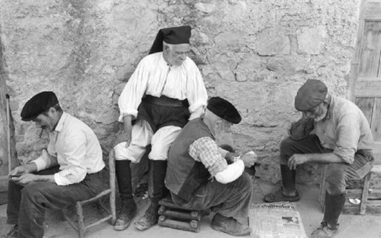 (FOTO) Le meravigliose immagini scattate nel 1962 in Sardegna da Cartier Bresson, gigante della fotografia