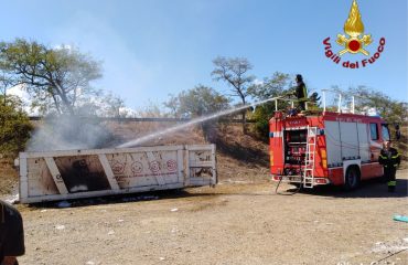 incendio container rifiuti santa greca decimomannu