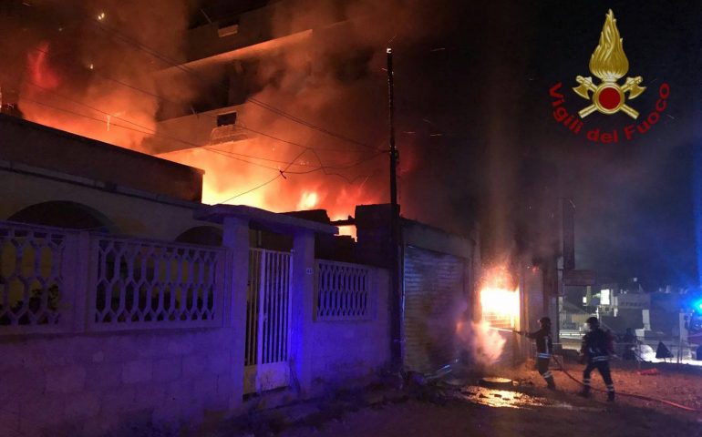 Notte di paura a Pirri, un incendio distrugge la Tecnoedil. Evacuate 9 famiglie