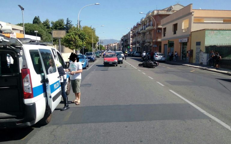 Doppio tamponamento in via Santa Maria Chiara: motociclista finisce al pronto soccorso