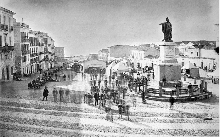 La Cagliari che non c’è più: una foto del largo Carlo Felice di fine Ottocento. Non c’è il Municipio e il mercato è nelle baracche