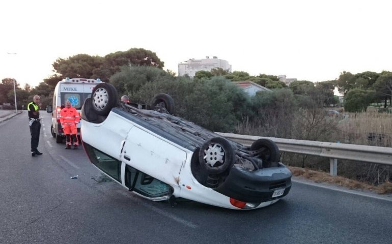Auto si ribalta in via Saline tra Cagliari e Quartu, illeso il conducente senza patente