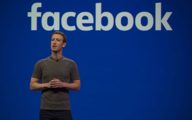 Zuckerberg dalla parte dei migranti: “Sono una risorsa, non rimpatriamoli”. Tim Cook (Apple) e Jeff Bezos (Amazon) gli fanno eco