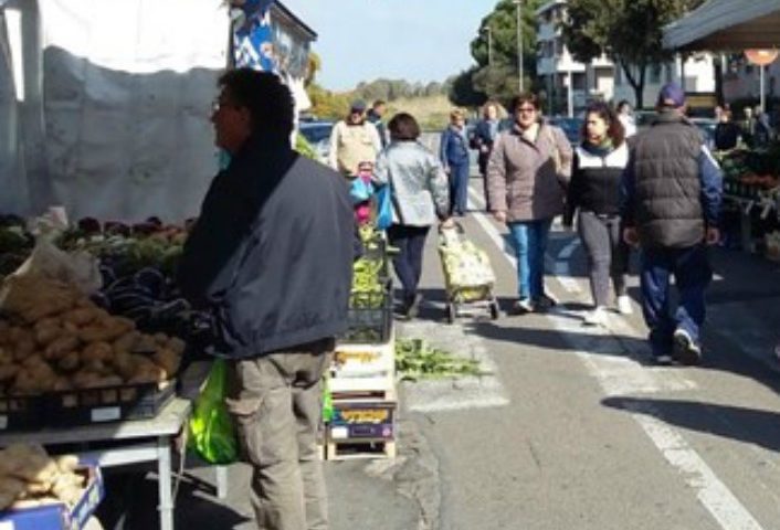 Emergenza discarica, si sposta il mercatino del mercoledì a Quartu Sant’Elena: bancarelle dislocate da via Della Musica a via Fiume